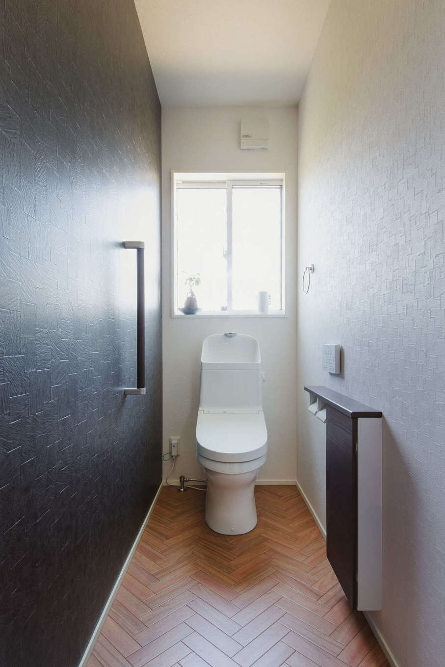 エフエフ住宅【ペット、平屋、スキップフロア】ヘリンボーン柄の床がアクセント。おしゃれなトイレ