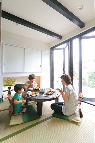 3か月の入荷待ちをしているリビングテーブルが来るまで、食事は畳スペースで。押入れもあり、来客用の寝室にも早変わりする