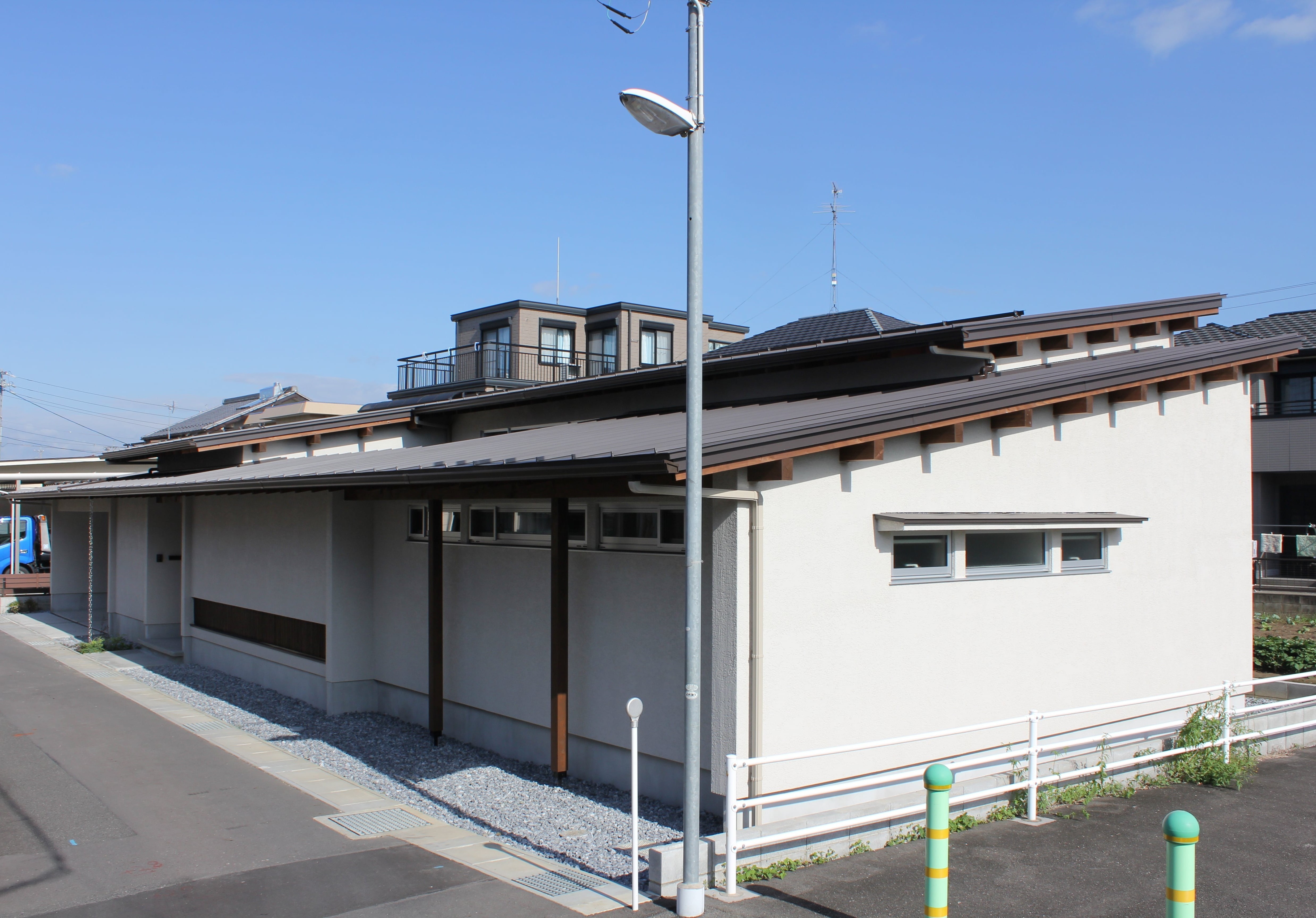 安田住宅｜安田建築設計室｜モダンなデザインの平屋建物外観。洗練されたラインが印象的で、都市部の景観に調和するシンプルな設計が特徴的である。
