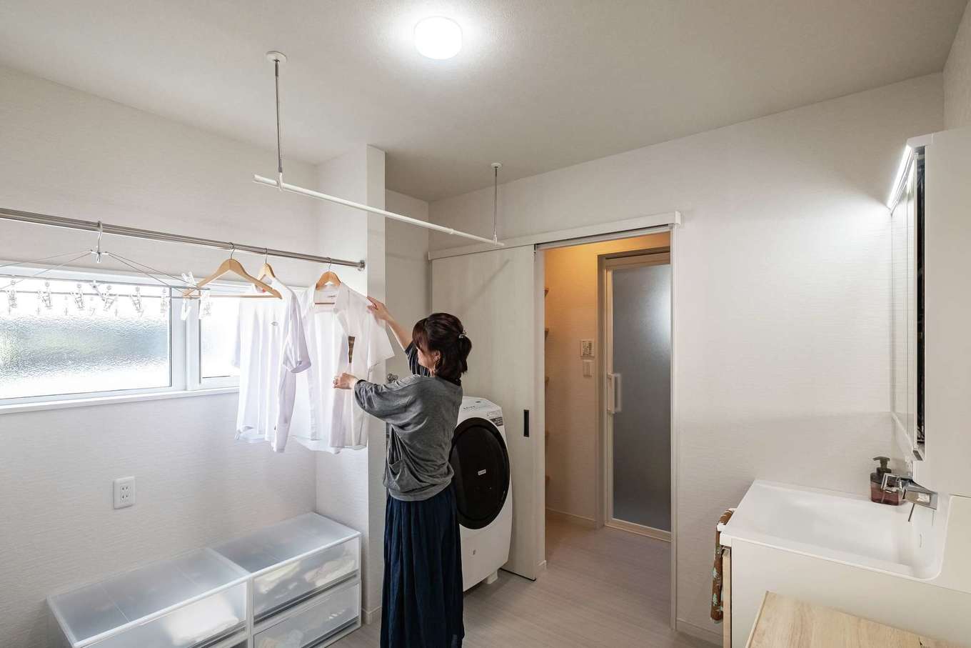 アフターホーム【デザイン住宅、趣味、間取り】洗う・干す・しまうを完結できる4.5畳のランドリールーム。奥さまのメイクコーナーも確保