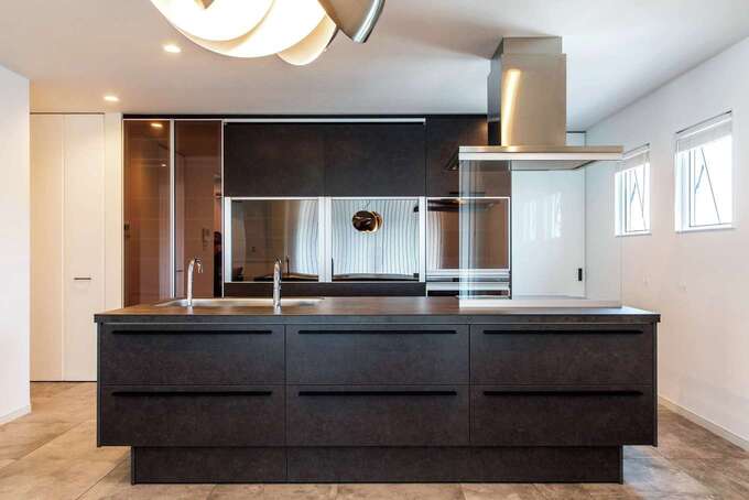 広々としたLDKだからこそ、大きいアイランドキッチンを置いてもスペースをゆったりとれる