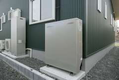 蓄電池は12kWh。Y邸では夜間に5kWhほどを使用する。導入には、自治体の蓄電池補助金を活用
