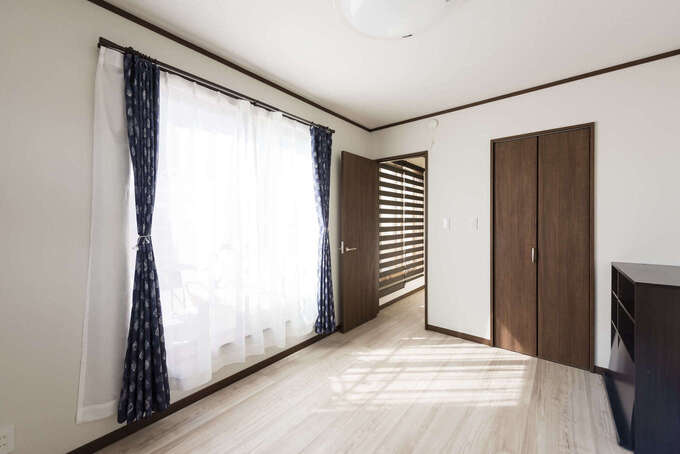 ２階に設けられた寝室には、バルコニーから明るい光が差し込む