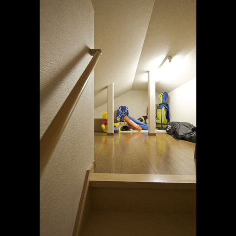 屋根裏収納は広くて便利