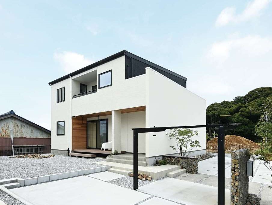 Yamaguchi Design 【デザイン住宅、省エネ、間取り】南面にベランダとウッドデッキを設置