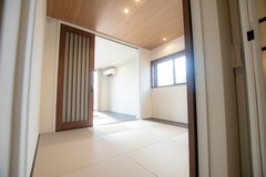 伝統的な和の要素を持つ和室。スライドドアや天井の木目調が落ち着いた雰囲気を演出。