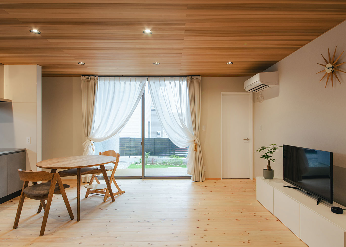 フジモクの家（富士木材）【子育て、自然素材、平屋】コの字にしたことで、外部とスムーズにつながる