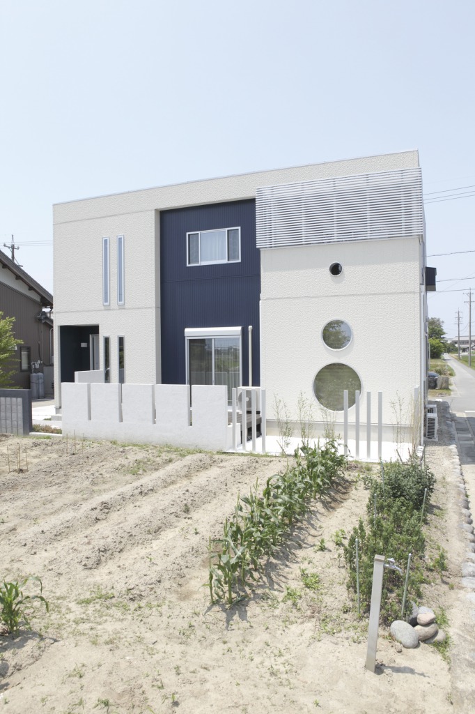 未来創建【趣味、間取り、ガレージ】スクエアフォルムに丸窓、アルミのルーバーといったアクセントがきれいに調和した外観