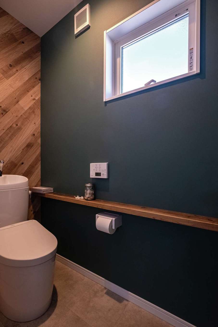興友ハウス【デザイン住宅、子育て、間取り】トイレの棚も古材で。ダークトーンの壁紙で落ち着いた雰囲気に