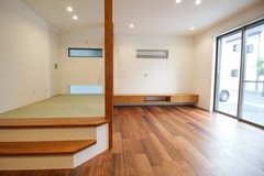 リビングに隣接した小上がりの畳スペース。日当たりが良く、くつろぎの空間として最適。シンプルなデザインが魅力的。