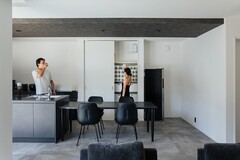 グレーの折下げ天井とフロアタイルを採用し、グレーでまとめたダイニング。
見た目だけでなく、使いやすさにもこだわった。
ダイニング背面には収納を設け、キッチン側のカウンター下にも収納スペースを確保。