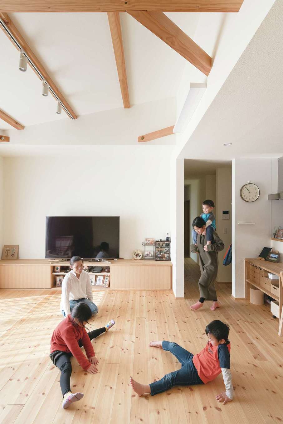 Casa（カーサ）【子育て、間取り、平屋】和室付きの広々としたLDK。床下には「歳を重ねてから使えるように」と、温水式床下暖房の配管を準備したそう