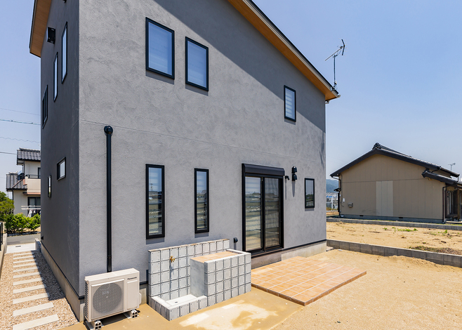 タイルデッキを備えた庭は家族の憩いの場