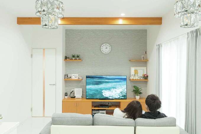 甲静ハウジング｜造作テレビボードは収納力も抜群。木があることで無機質になりすぎず、くつろぎの空間を演出する