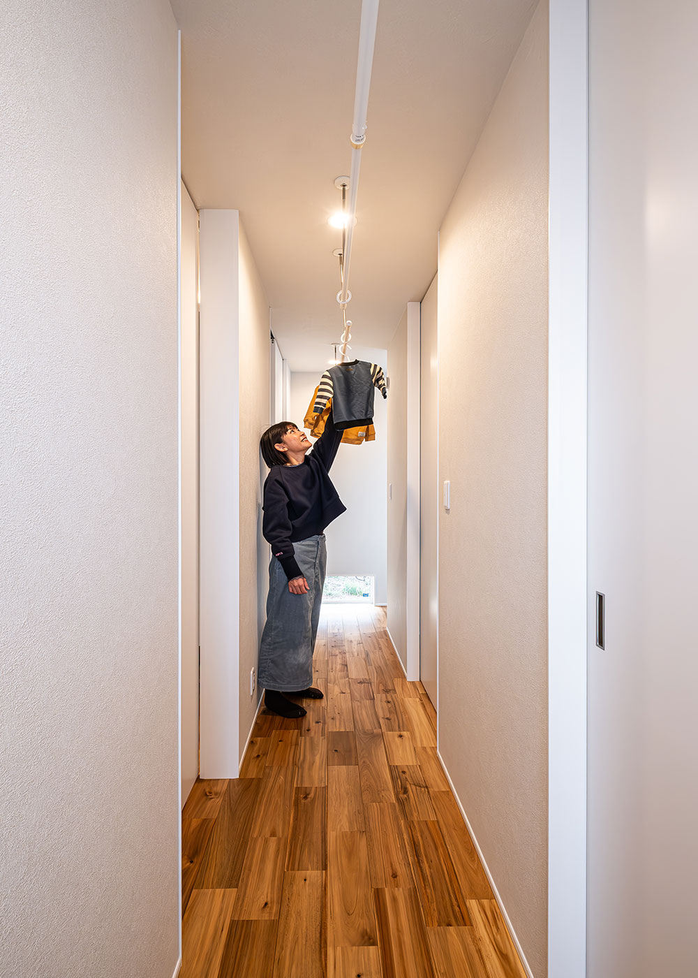 R＋house御殿場（岳南建設）【省エネ、ペット、建築家】2階の廊下は室内干し空間にも利用