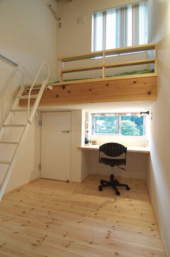 必要な家具をすべて造作した子ども部屋は、コンパクトながら快適な空間