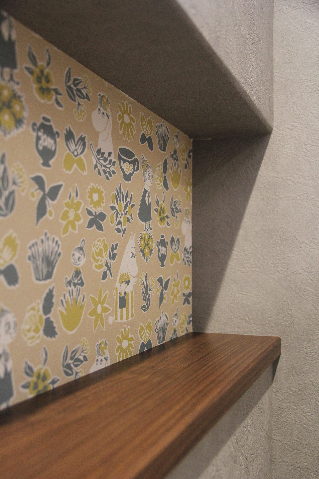 ナイスホーム【デザイン住宅、間取り、平屋】トイレットペーパーなどを置いておけるニッチ。遊び心のあるムーミンのクロスを貼った