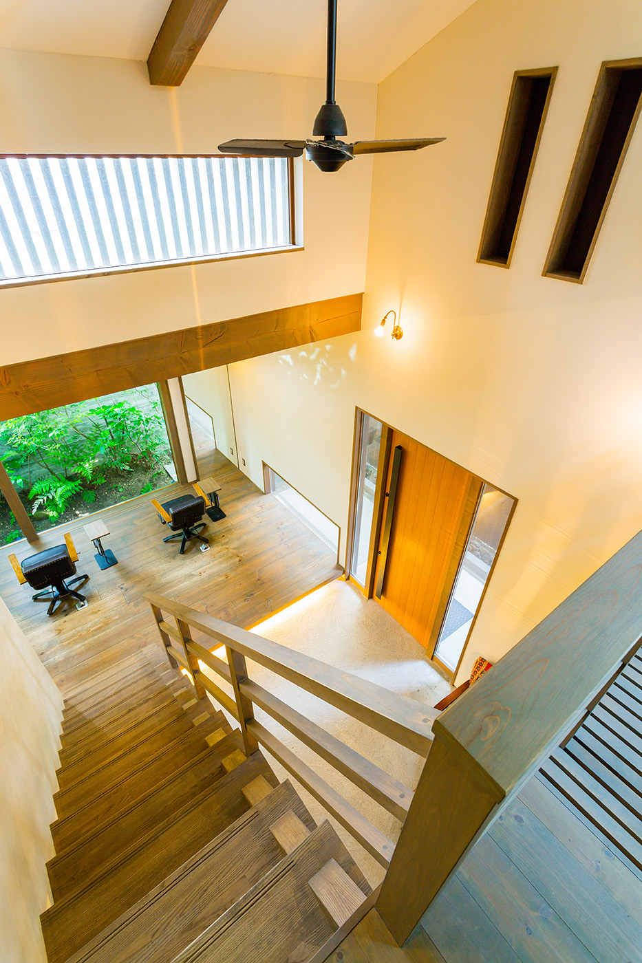 温戸ライフ【自然素材、間取り、インテリア】美容院の玄関。一歩足を踏み入れれば開放的な吹き抜けの空間が広がる