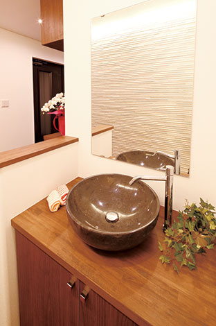 住宅工房 アリアンス【デザイン住宅、自然素材、間取り】玄関ホール内に設けたおしゃれな洗面台。大理石のボウルは、奥さまがネットで見つけたお気に入り