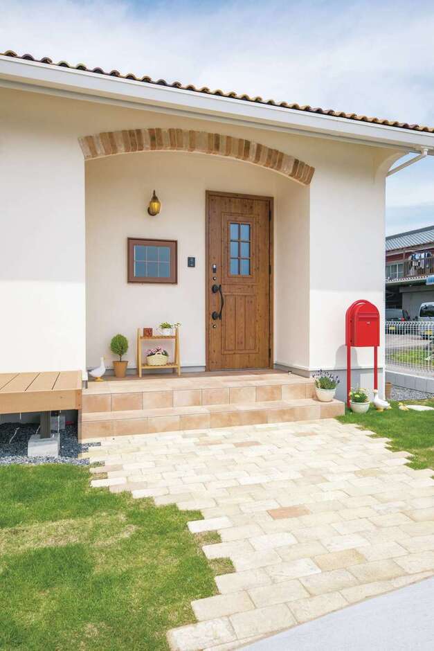 窓・照明・ポストの位置をバランスよく調整。アーチ型にあしらったレンガが視覚的ポイント