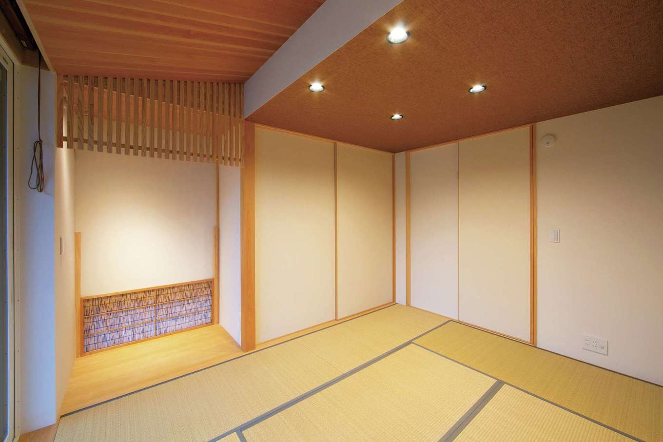 TENアーキテクツ 一級建築士事務所【デザイン住宅、和風、建築家】モダンな印象の和室は天井高を抑え、寛ぎを演出。LDKとの間の垂れ壁は空間の連続性を損なわないようにアクリル製のものを採用した
