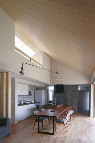 無垢材のぬくもりと自然素材のやさしさが心地いいLDK。大胆な勾配天井が平屋とは思えない開放感を生み出し、全館空調が家中の温度を均一に保つ