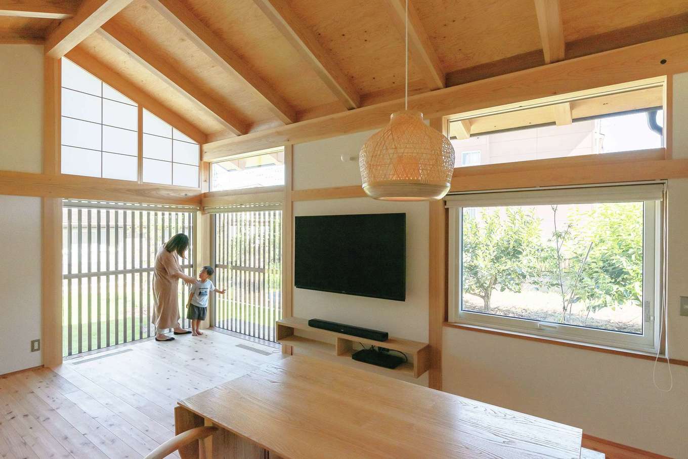 石牧建築【自然素材、間取り、平屋】先頭車両のリビング。フルオープンサッシから目線が抜けて開放感を演出