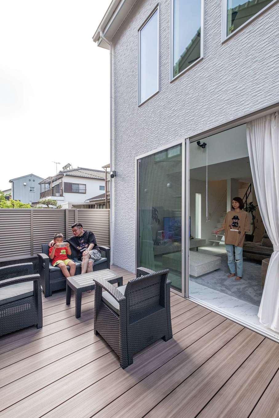 三和建設【子育て、収納力、間取り】室内との段差がないウッドデッキは、アウトドア気分を味わえるもうひとつのリビング。休日には会社の仲間とBBQを楽しむ予定も