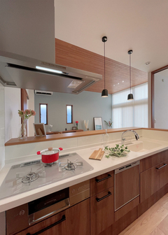 開放感のあるキッチン。家族との会話を楽しめる対面式。住まいのまん中にあるので、自然と家族が集まる