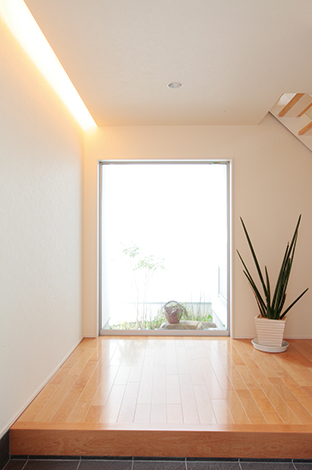 -delphi- デルフィ（藤井建築事務所） 【デザイン住宅、子育て、間取り】玄関正面には坪庭。北側玄関であるにも関わらず、通りからの視線に触れることなく、たっぷりの光を享受する