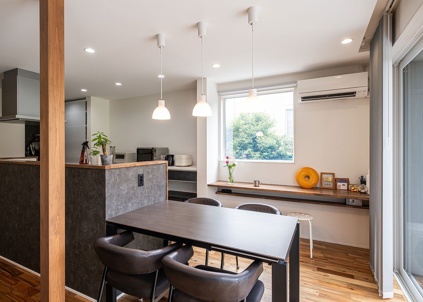 R＋house御殿場（岳南建設）【間取り、建築家、平屋】ダイニングはキッチン横付けに。子どものスタディスペースやちょっとしたワークスペースにもなるカウンターデスクを造作