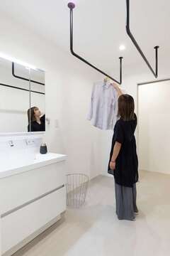 洗面兼ランドリールームは脱衣室と分け、入浴中も使用可能。洗濯はここで完結