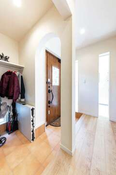 プライバシーを確保しながら、自然光を取り込んだ玄関。奥さまの希望だったアーチ壁は、建築途中でお願いしたものの、快く対応してくれたそう