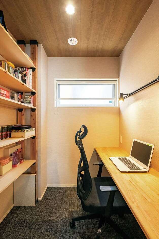 ご主人の書斎にデスクを造作