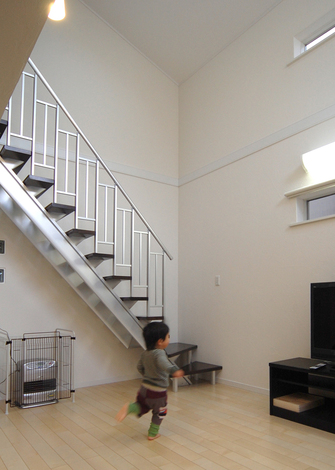 「最大限ひろがりを演出したい」という希望から設置に至ったスタイリッシュな階段。吹抜けと相まって、空間をより広く大きく見せることが出来た