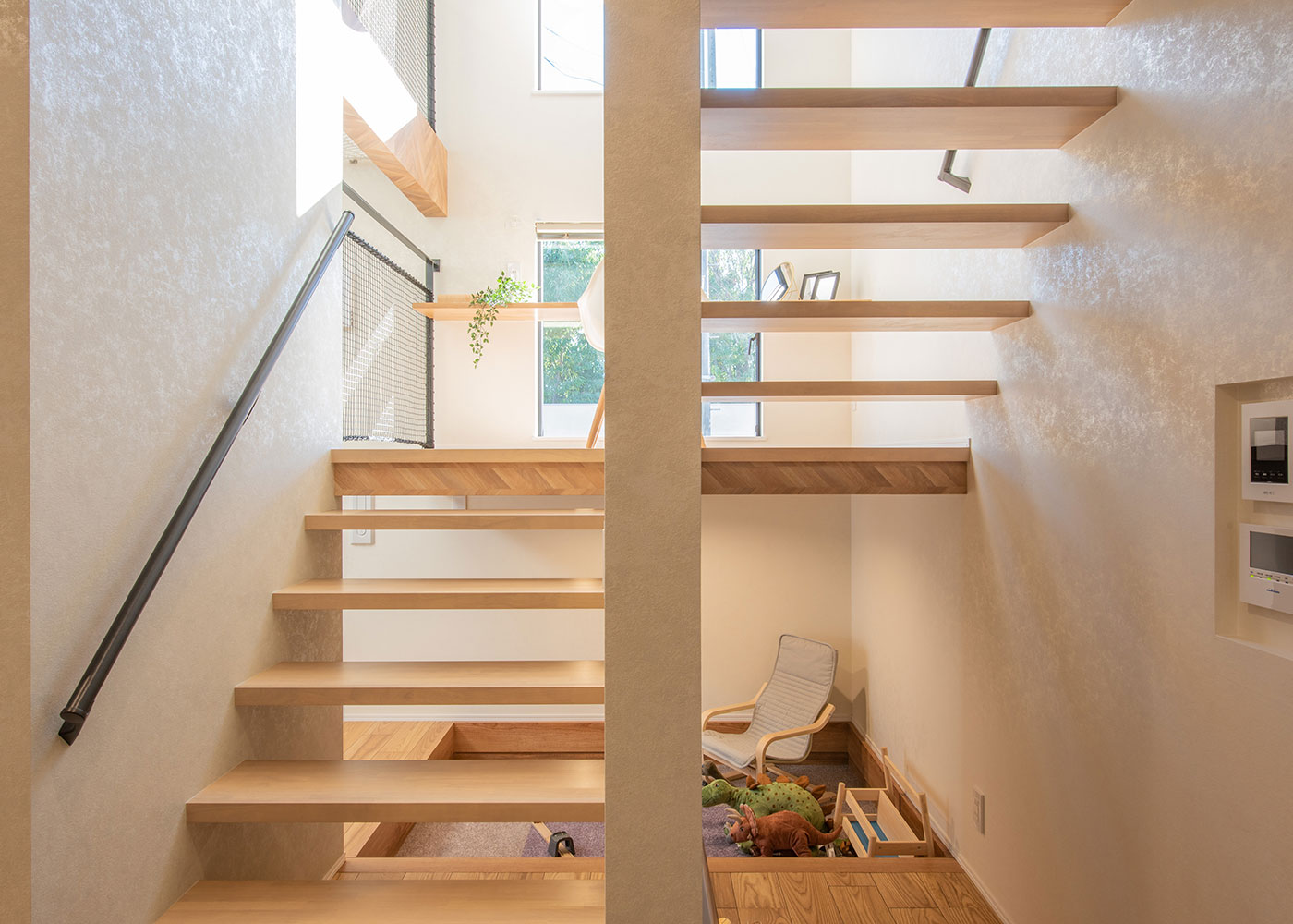 小野田産業～designers house project～【静岡市清水区青葉町6ｰ18・モデルハウス】光が降り注ぐ採光階段。踊り場の下はカーペットを敷き、キッズスペースとして活用