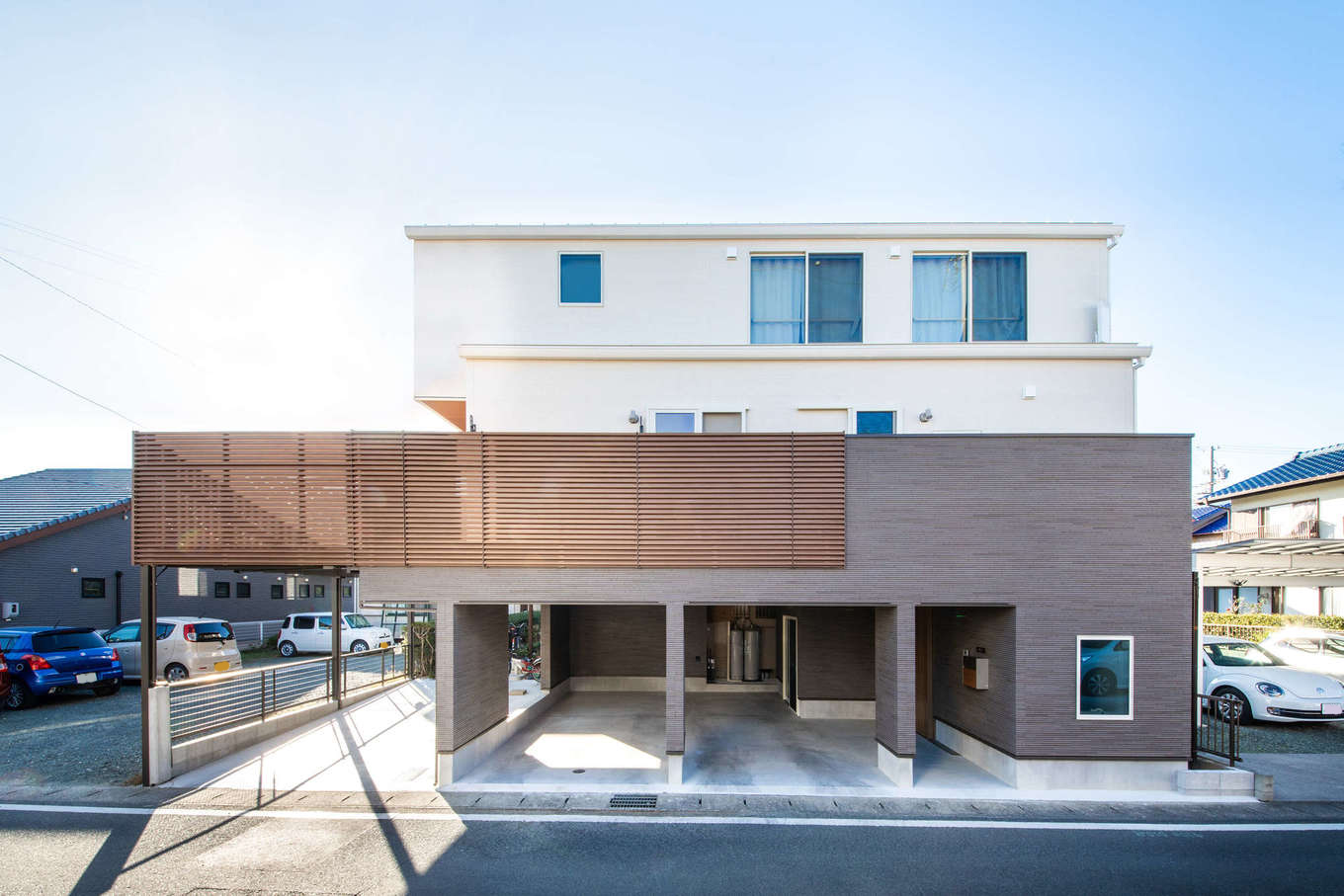 誠一建設【デザイン住宅、省エネ、間取り】1階を土間仕上げの駐車スペースに。2階にリビングダイニングと水回り、3階に寝室と子どもたちの個室を配置したK邸