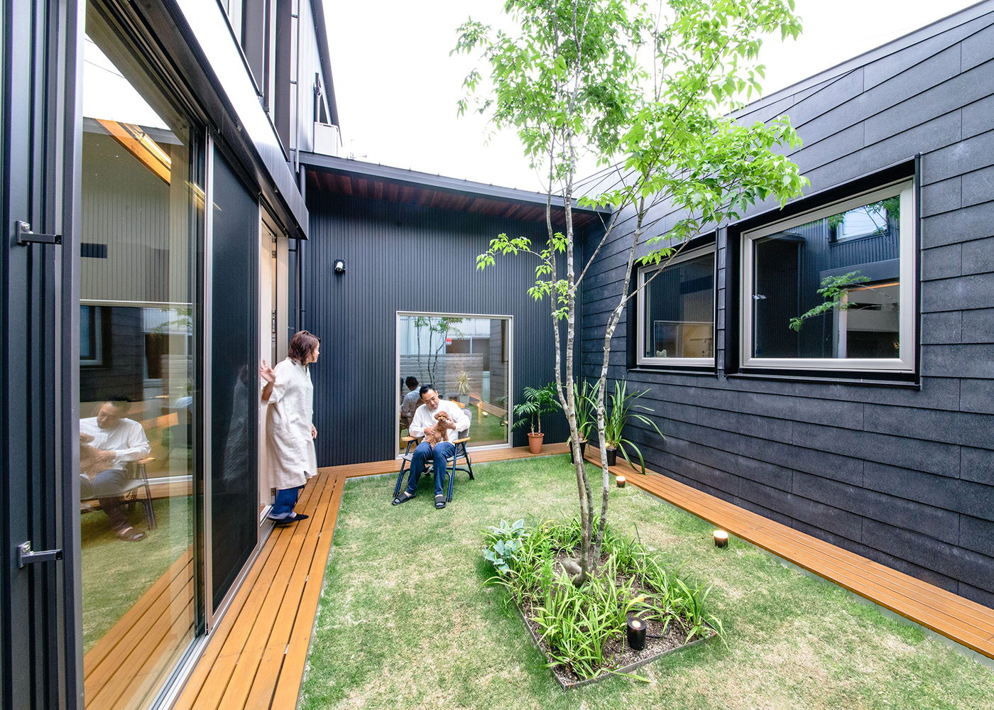 ainoa.life くらはし建築【デザイン住宅、間取り、インテリア】住まいと事務所の間にある中庭。人目も気にならず、プライベートな空間に