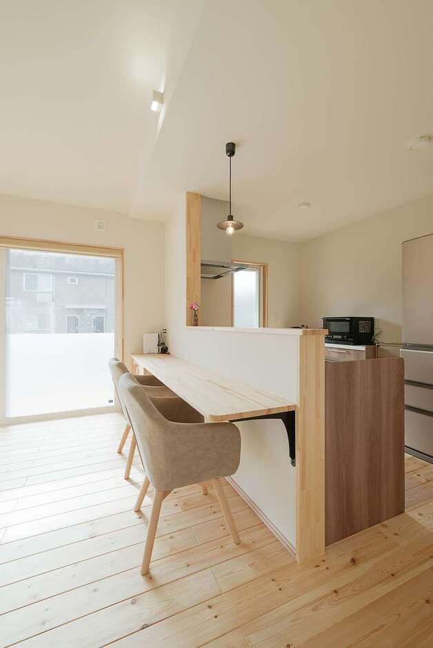 既製の収納家具に合わせて造作したカウンターテーブル