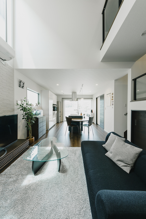 建築システム（狭小住宅専門店）【デザイン住宅、子育て、スキップフロア】和室側からのLDK。キッチンダイニングをコンパクトにまとめ、その分リビングは広々。吹抜けで開放感もバツグン