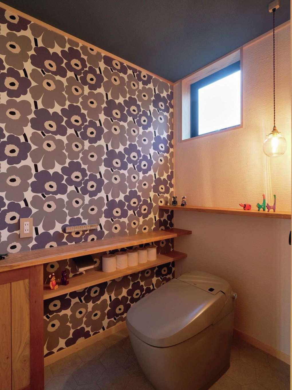 アクトホーム【自然素材、間取り、平屋】トイレのカラー、クロス、照明を丁寧に吟味。2方向に棚をつけてもらった