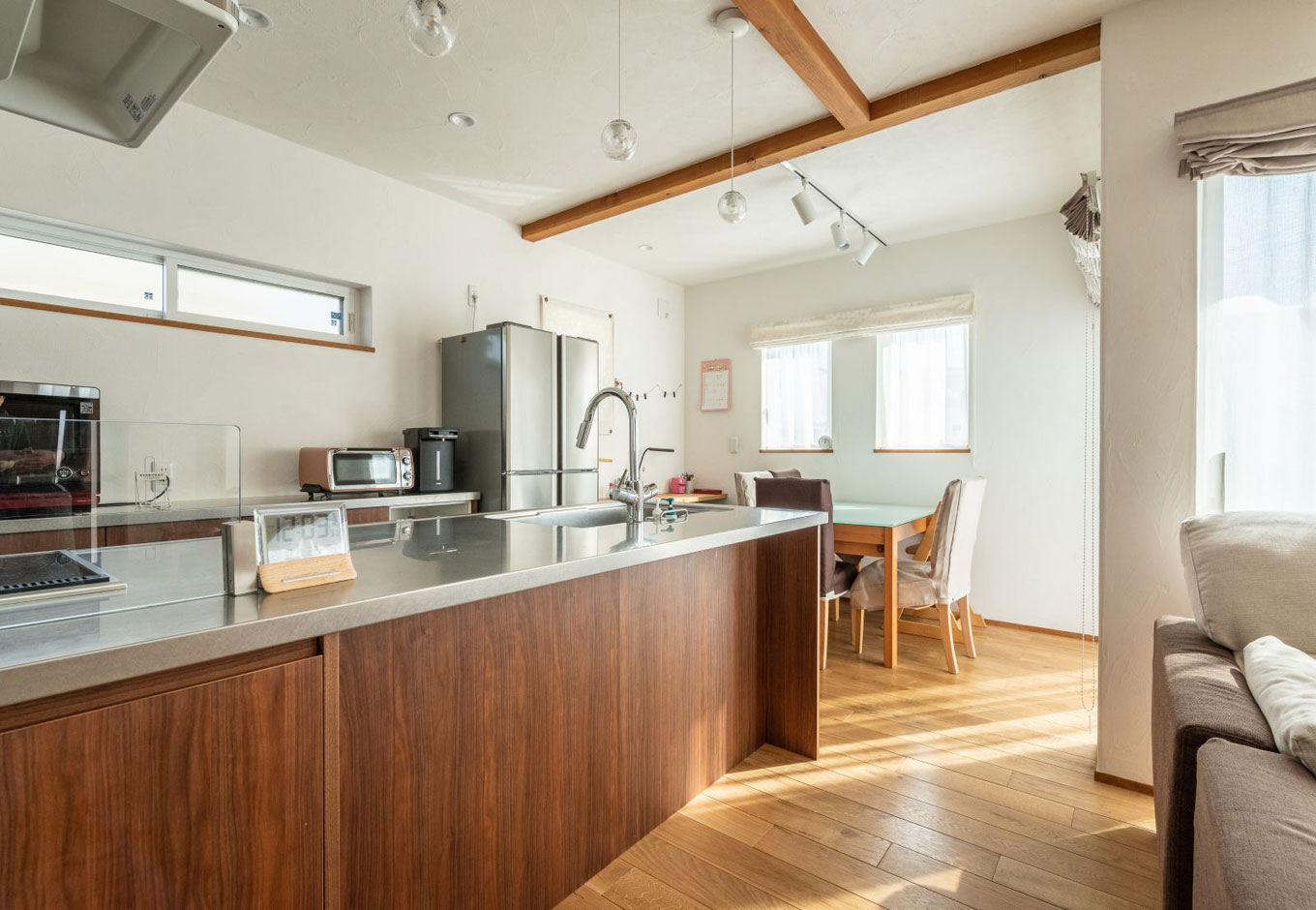 アイジースタイルハウス【デザイン住宅、趣味、間取り】作業台が広々としたダイニングキッチン。まんまるなペンダントライトがかわいいアクセント