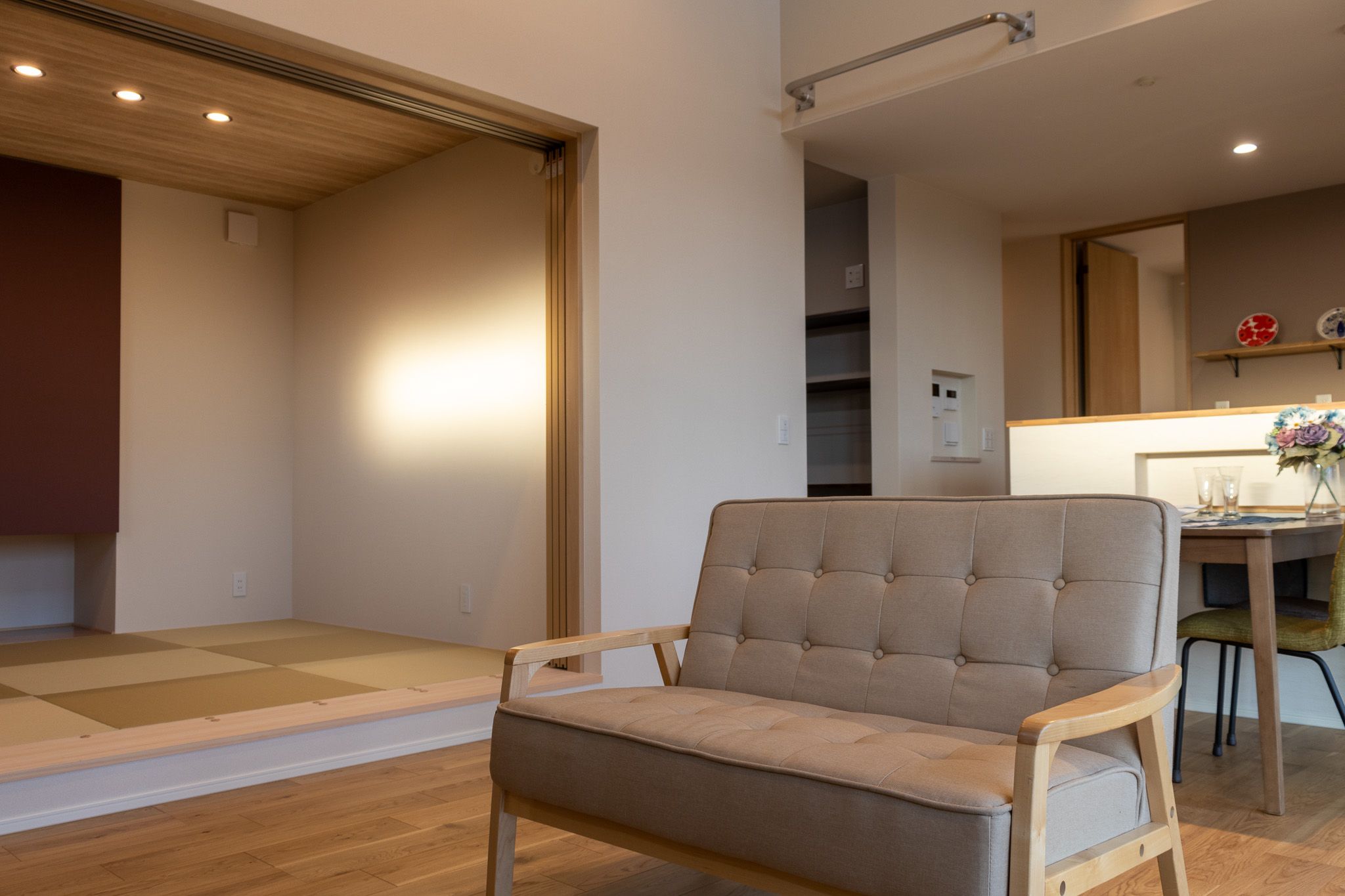 REIWA HOUSE（令和ハウス）｜カフェスタイルのオープンキッチン。
バックヤードには広々としたランドリーを用意した。
中央上に見えるバーはご主人の懸垂棒。