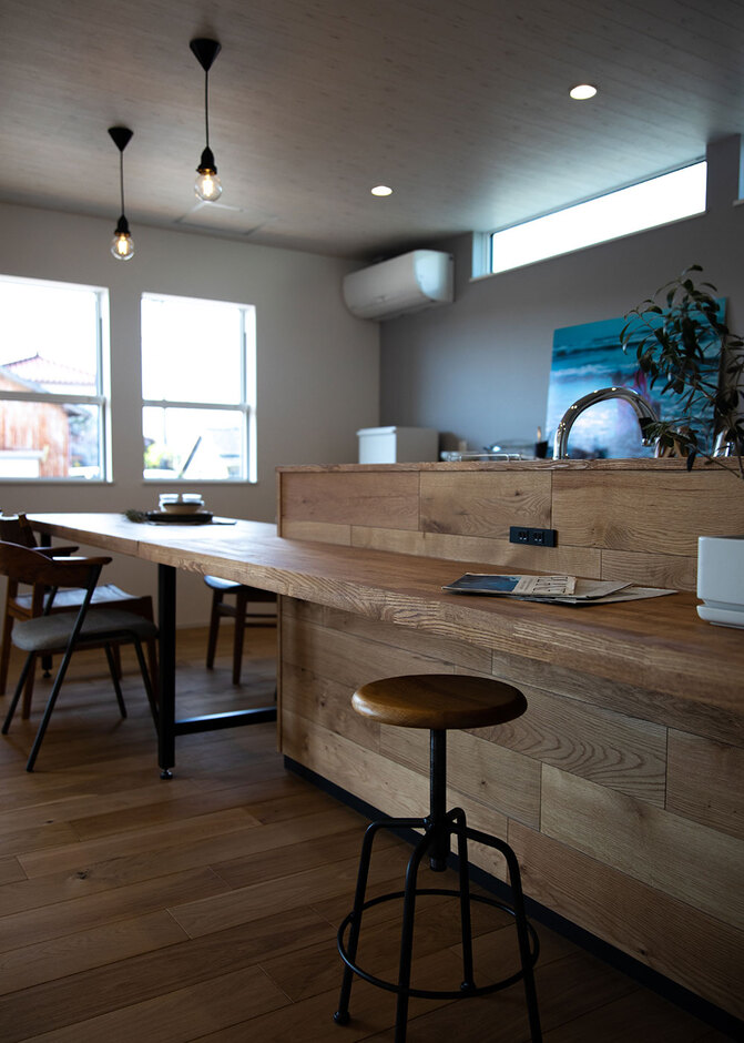 コミュニケーションを取りやすいカウンターは、おやつや将来の宿題に活躍。コンセントも依頼した