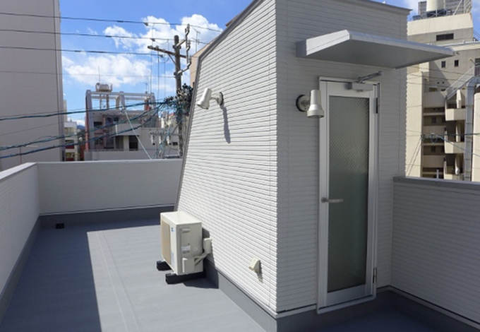 屋上も有効利用。駅の南口ですからビル群に囲まれてはいても真上を見上げた青空はどこまでも自分の物。水道とガスも完備のためバーベキューもできる