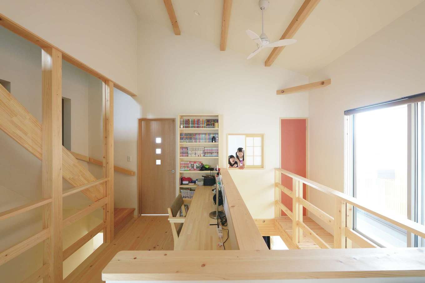 福工房【デザイン住宅、子育て、自然素材】2階ホールは吹き抜けと勾配天井のおかげで広々。デスクと本棚を造作してもらった