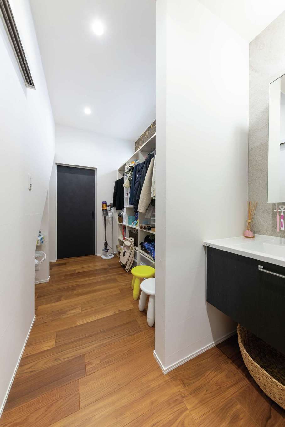 静鉄ホームズ【デザイン住宅、間取り、インテリア】玄関からは直接LDKに入る動線とは別に、プライベートエリアへの動線を確保。ファミリークローゼットには家族4人それぞれのロッカーがある