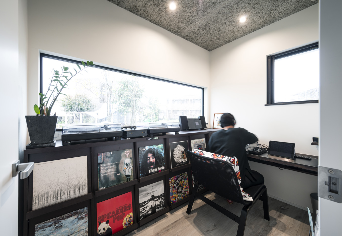 S.CONNECT（エスコネクト）【趣味、夫婦で暮らす、平屋】ご主人の部屋にはレコードやターンテーブル用の棚を造作