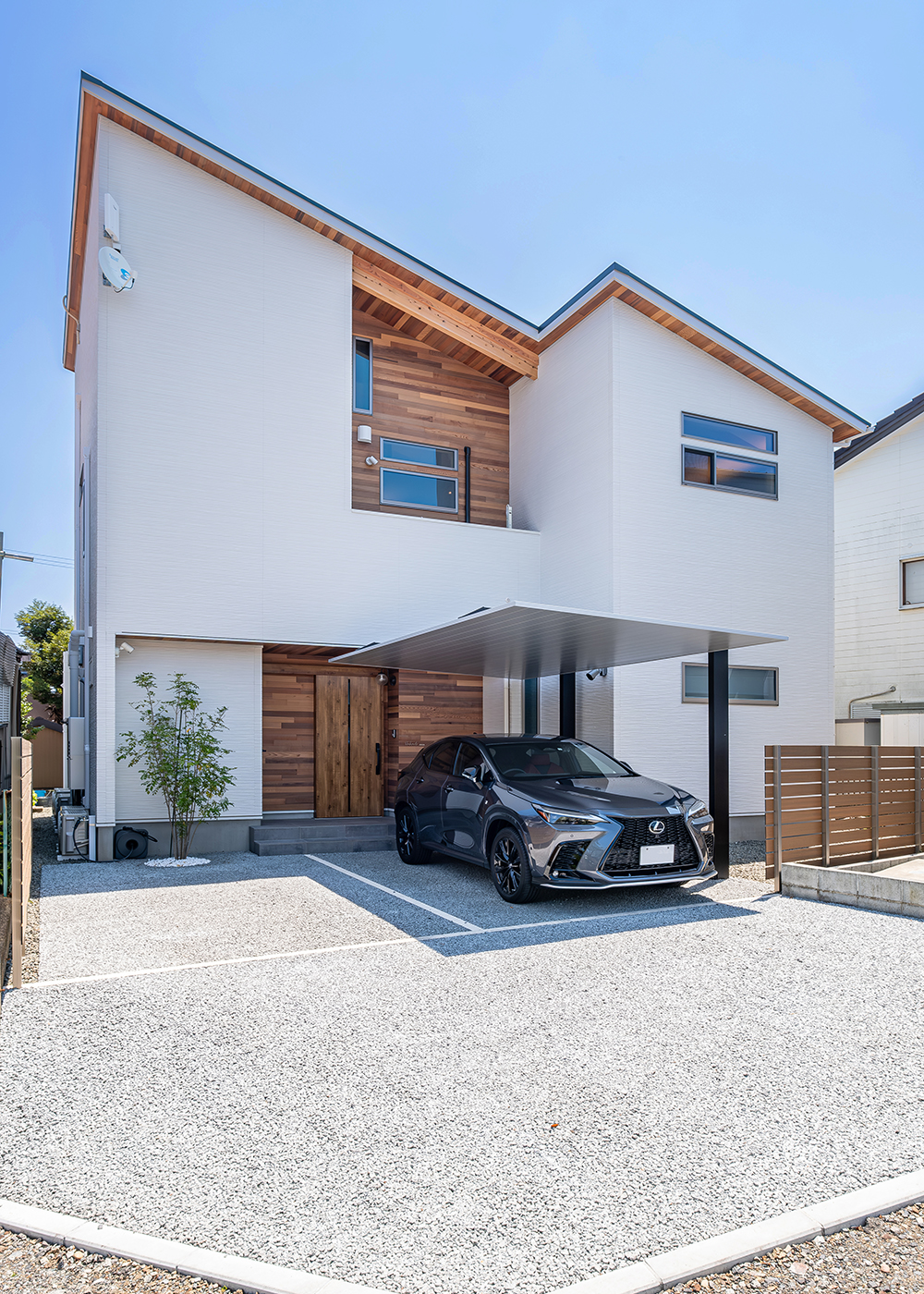 アトリエサクラ【デザイン住宅、自然素材、間取り】片流れの屋根とレッドシダーが印象的な外観。カーポートや植栽を含めた外構デザインも、シンプルで洗練されている