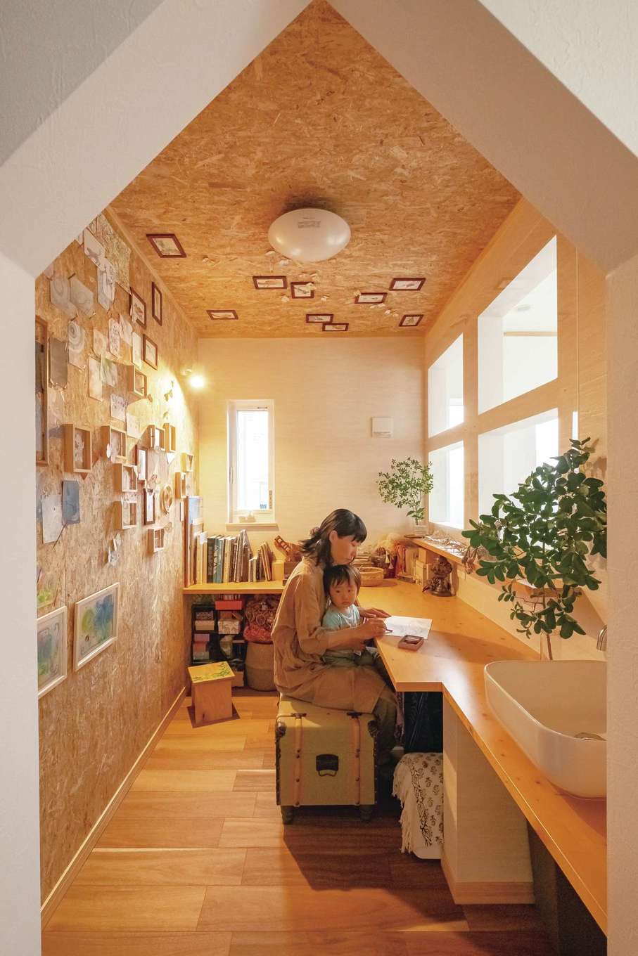 ぽっくハウス【リプルス】【1000万円台、デザイン住宅、自然素材】山型の入口がかわいい奥さまのアトリエ。壁だけでなく、天井にも絵を飾れるようにしてもらった画材などを洗える水道も用意